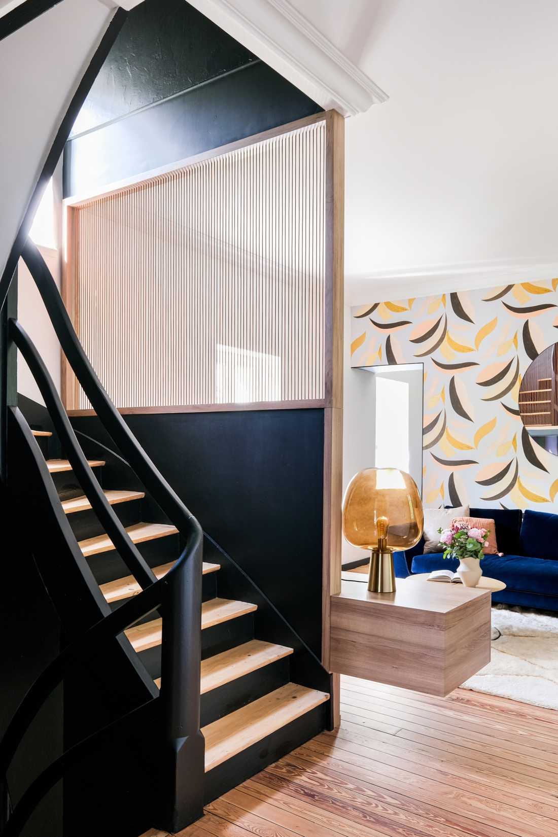 Escalier contemporain dans une chambre d'hôtes