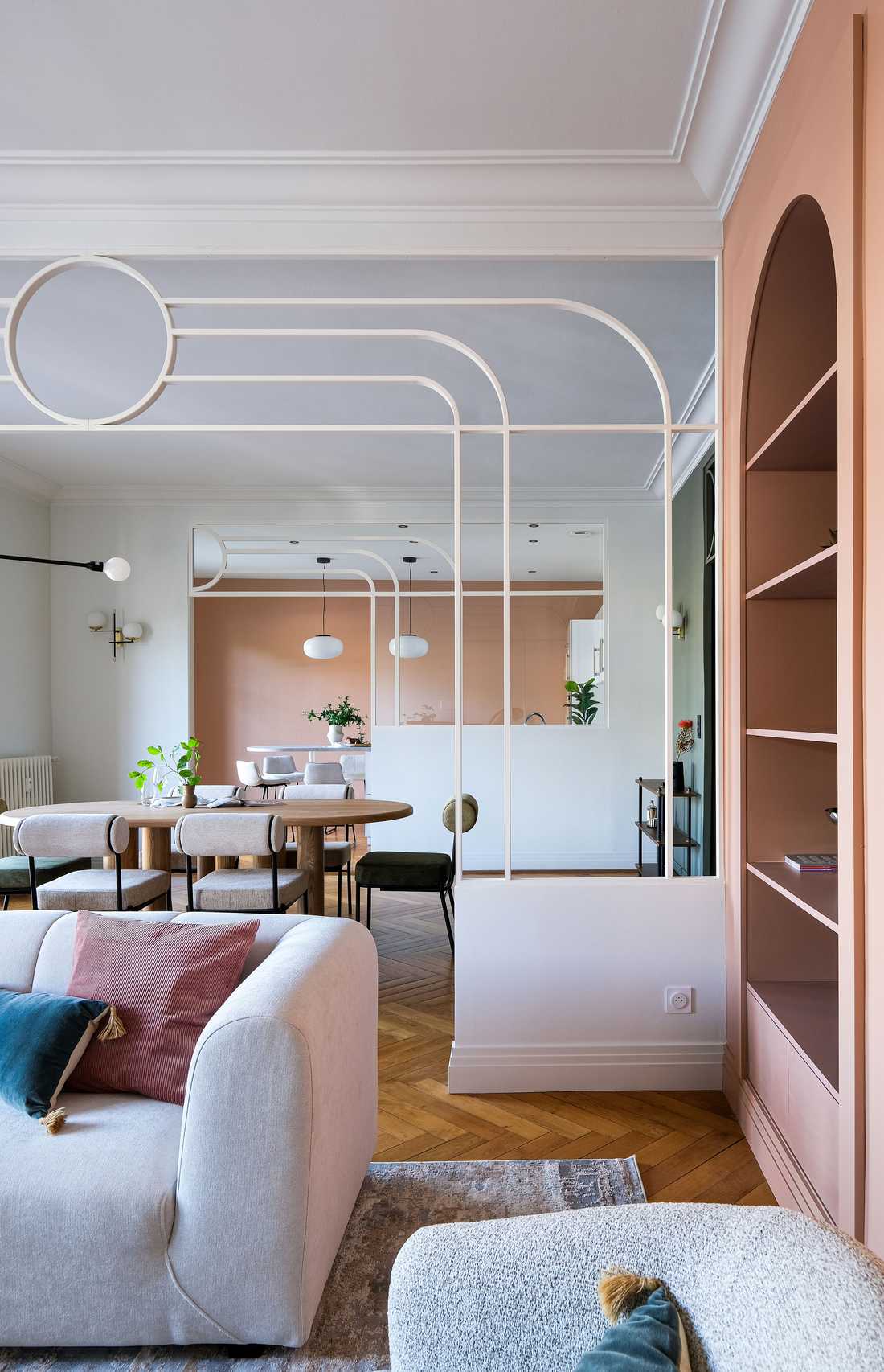 Un architecte d'intérieur à Annecy aménage la pièce de vie d'un appartement ancien