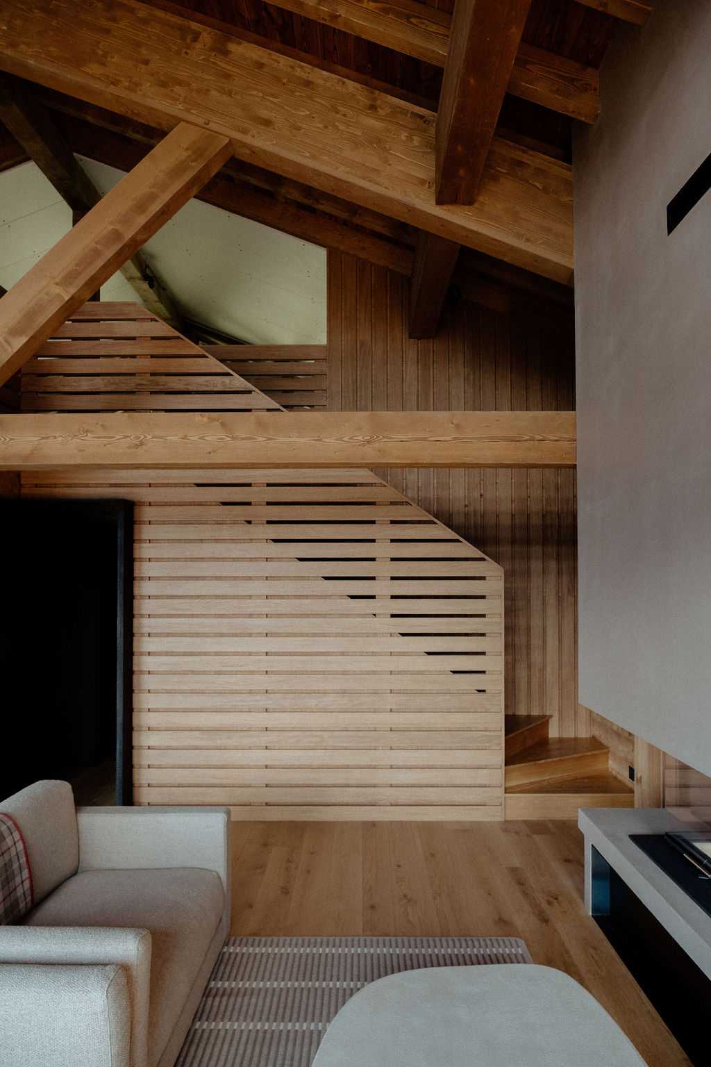 Mezzanine avec claustra en bois ajouré et escalier menant à l'étage
