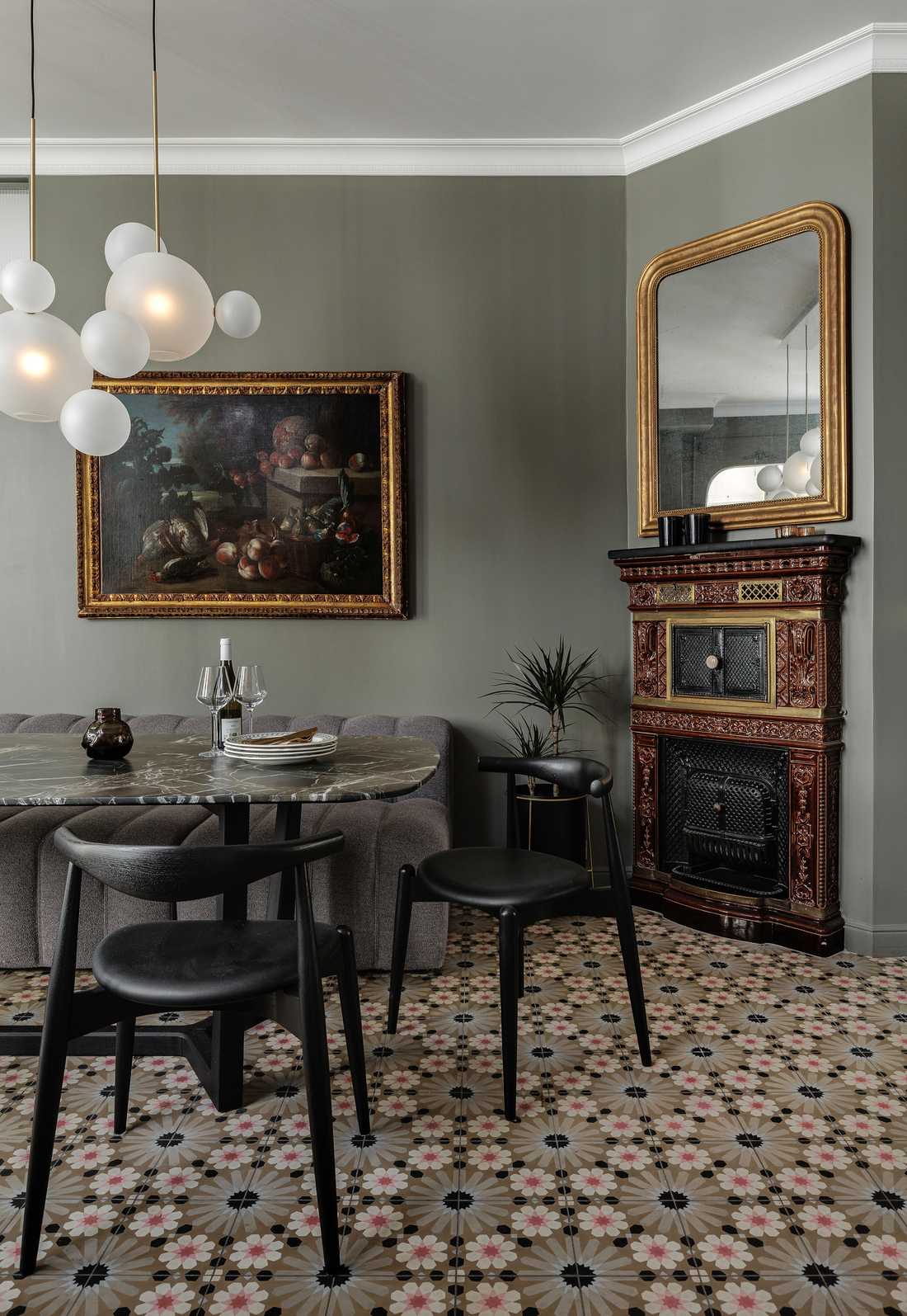 Salle a manger avec cheminée ancienne rénovée par un architecte d'intérieur en Haute-Savoie