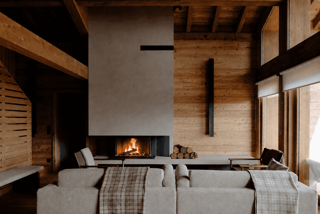 Cheminée contemporaine encastrée dans un mur en bois