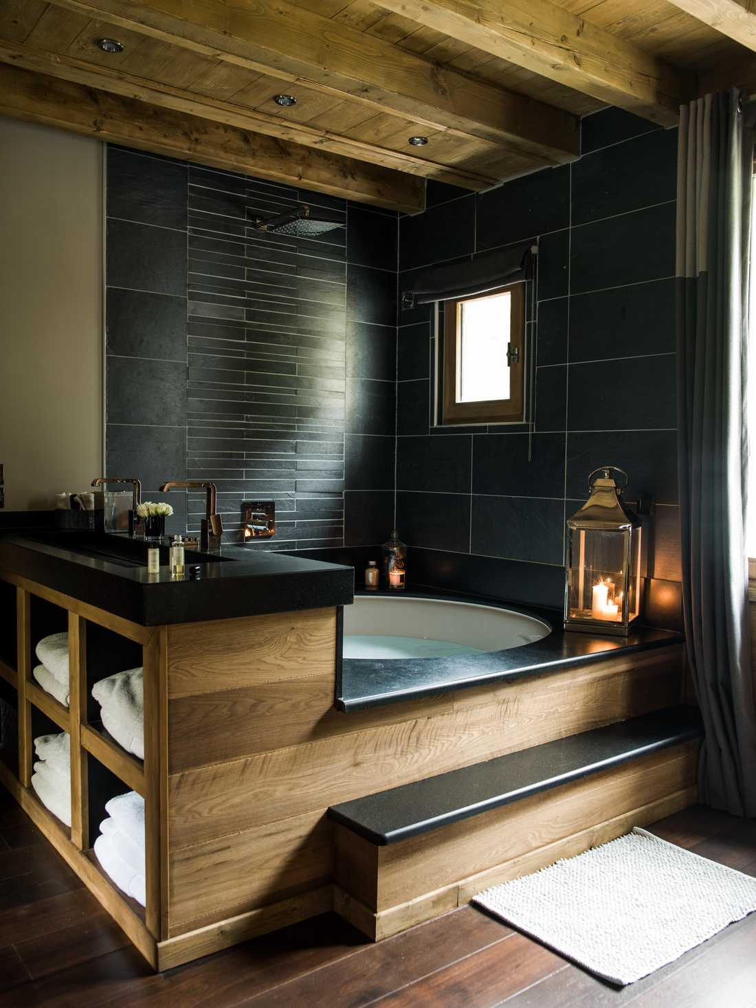 Baignoire contemporaine dans le chalet après rénovation complète
