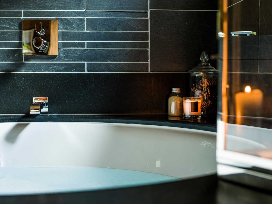 Baignoire dans un chalet à Chamonix après les travaux de rénovation