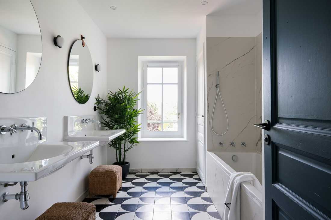 Salle de bain dans une maison hôtes rénovée par un architecte
