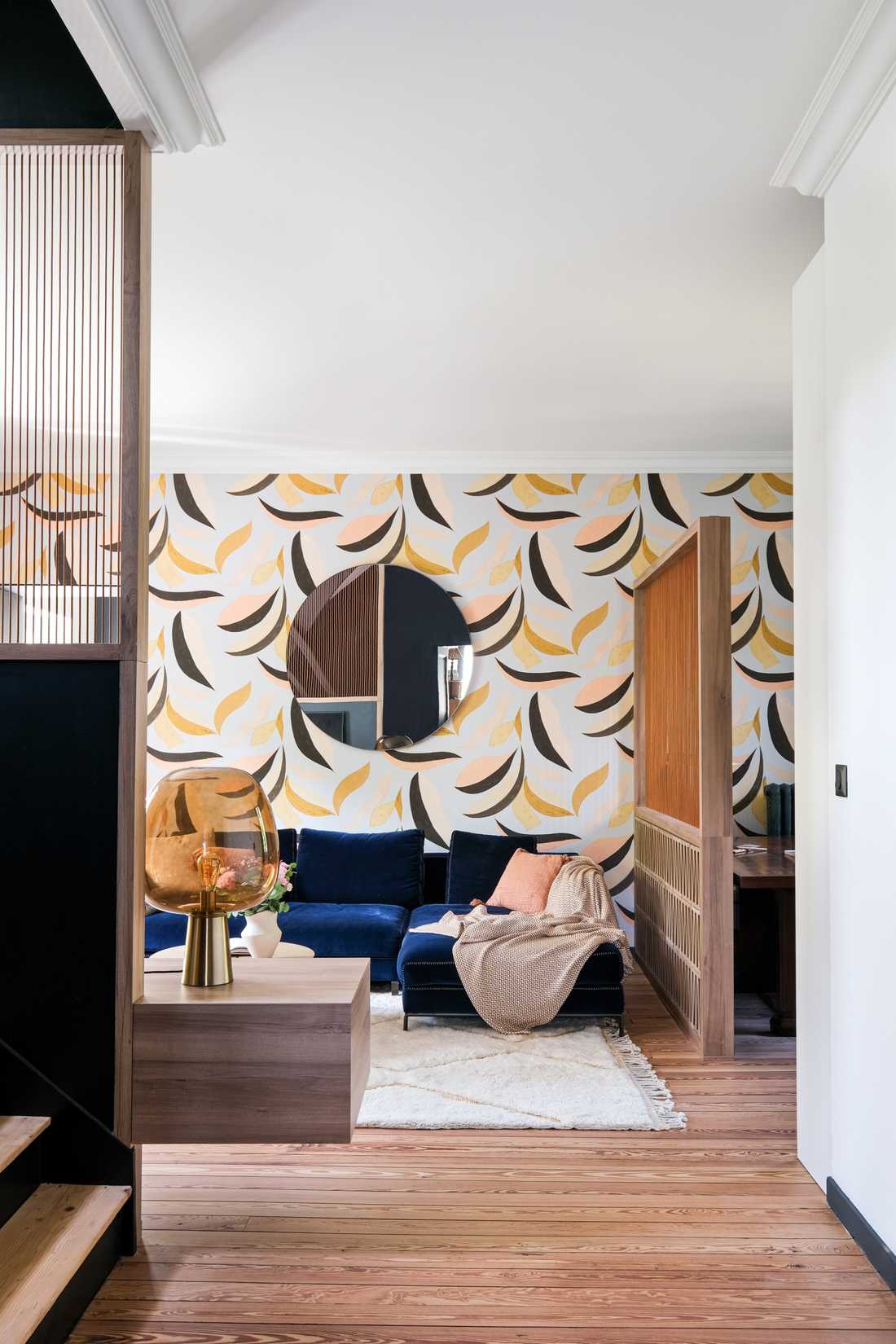 Salon avec papier-peint panoramique au motif floral