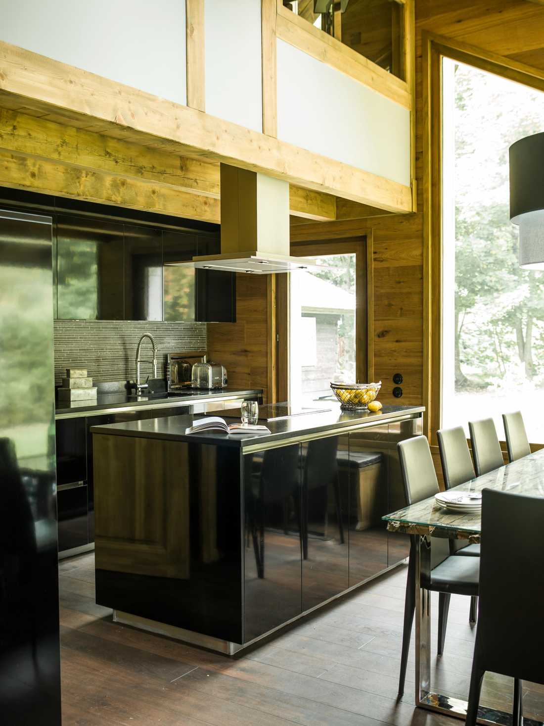 Cuisine contemporaine aménagée dans un chalet à Chamonix