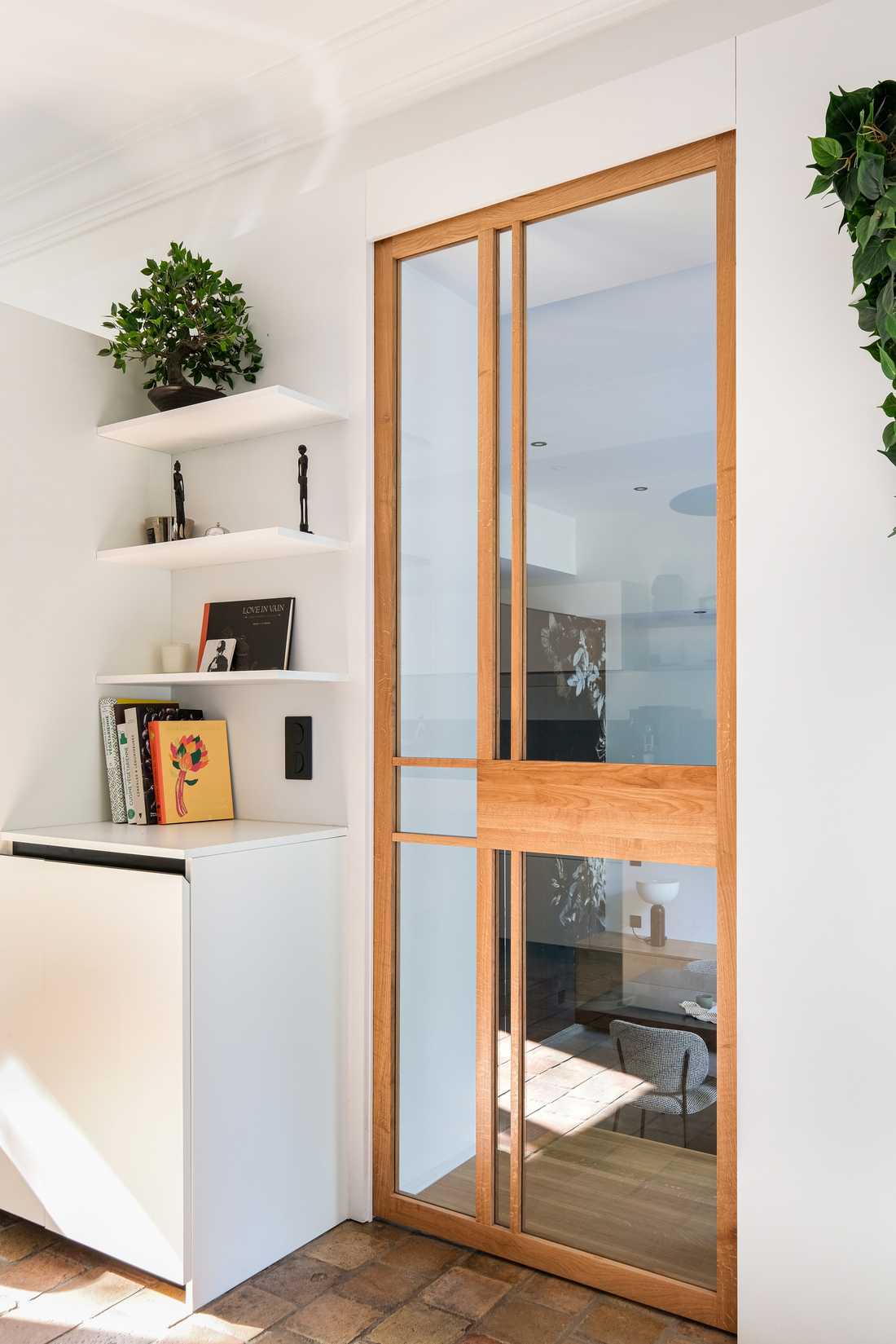 Porte intérieure vitrée graphique en bois