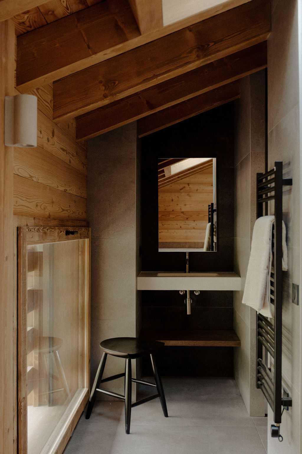 Salle de bain avec vasque suspendue, miroir et sèche-serviettes noir