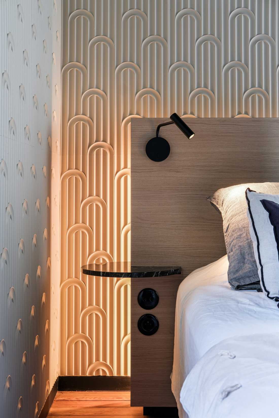 Tête de lit et table de chevet conçues sur mesure par un architecte