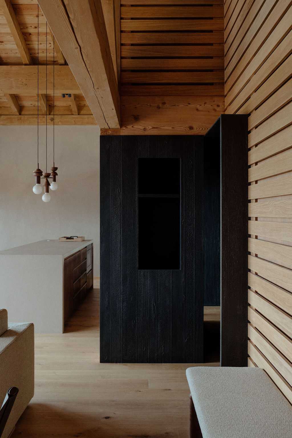 Entrée du chalet avec bois brûlé