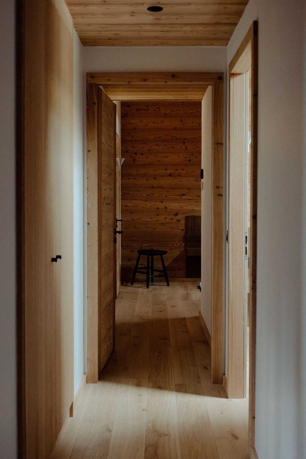 Couloir menant aux chambre à l'étage de l'appartement