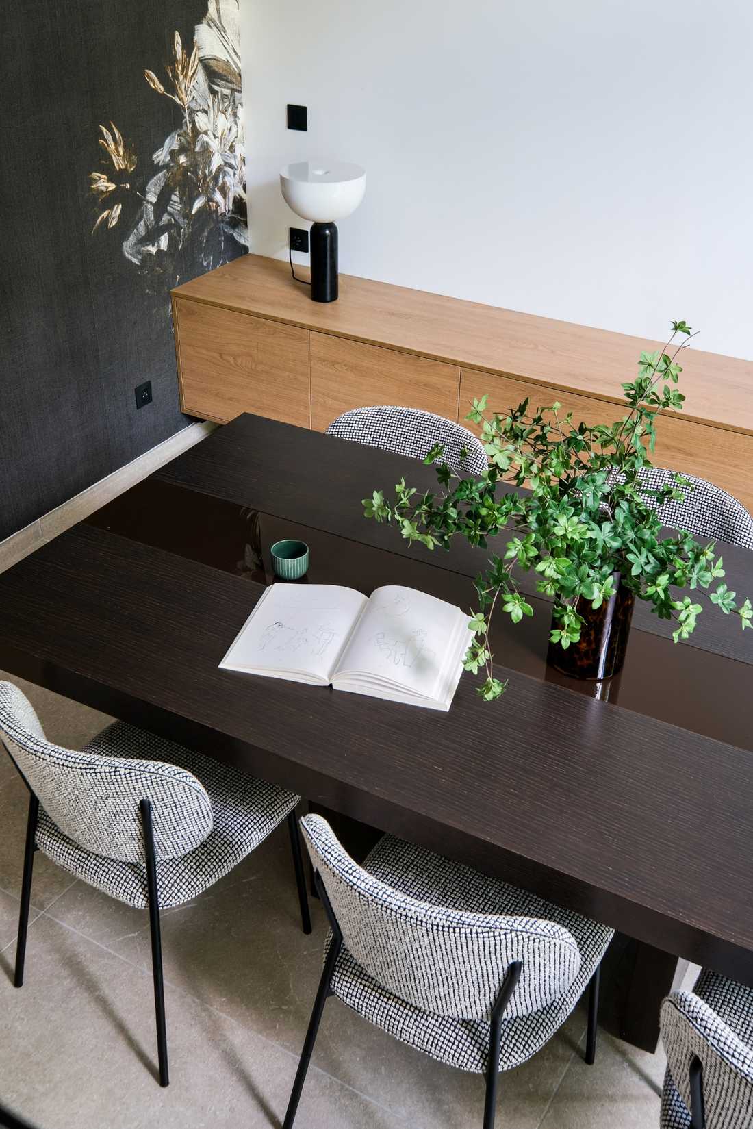 Table contemporaine en bois massif