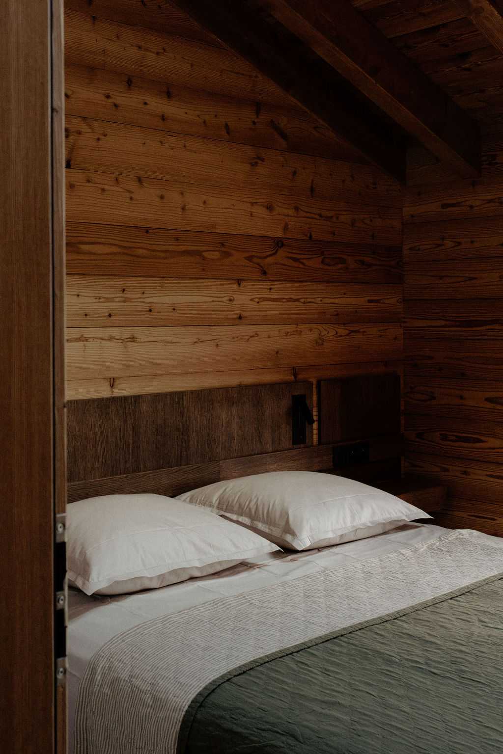 Chambre dans un chalet avec lambris en bois