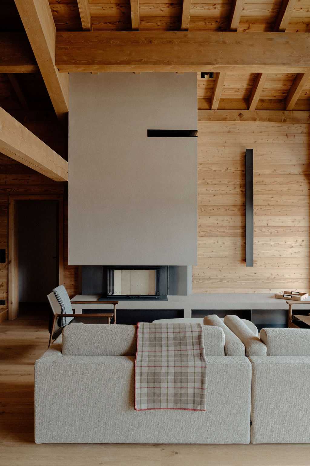 Cheminée contemporaine d'un chalet contemporain