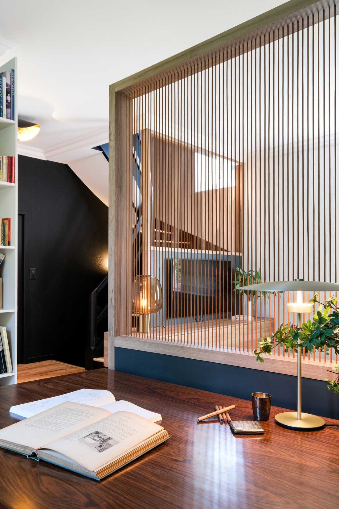 Salle à manger collective avec table en bois massig