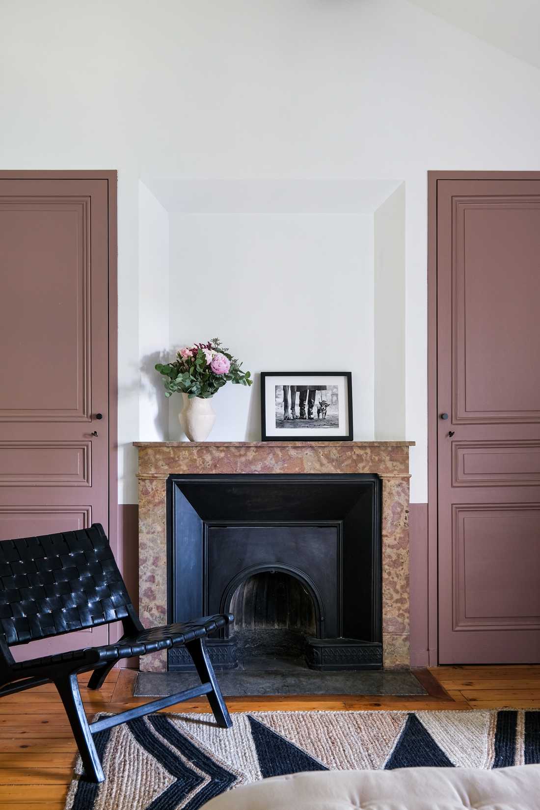 Cheminée dans une des chambres de la maison d'hôtes