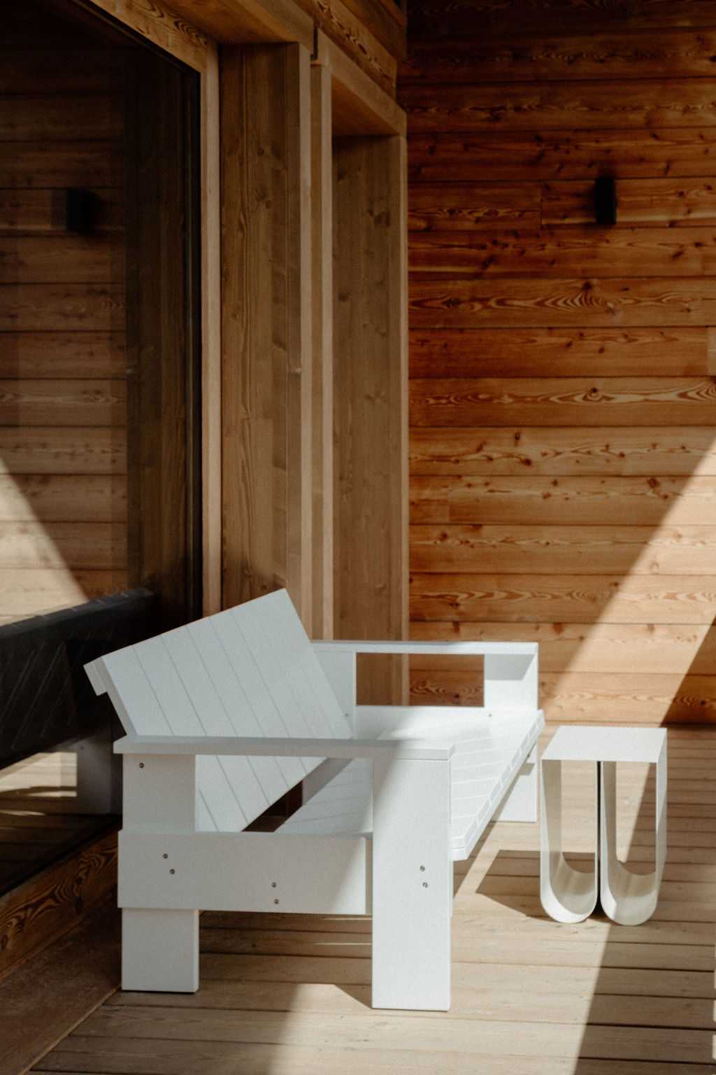 Banc et table d'appoint sur le balcon en bois