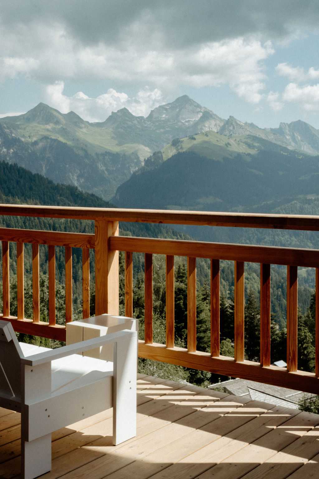 Balcon de l'appartement qui offre une vue panoramique sur les montagnes
