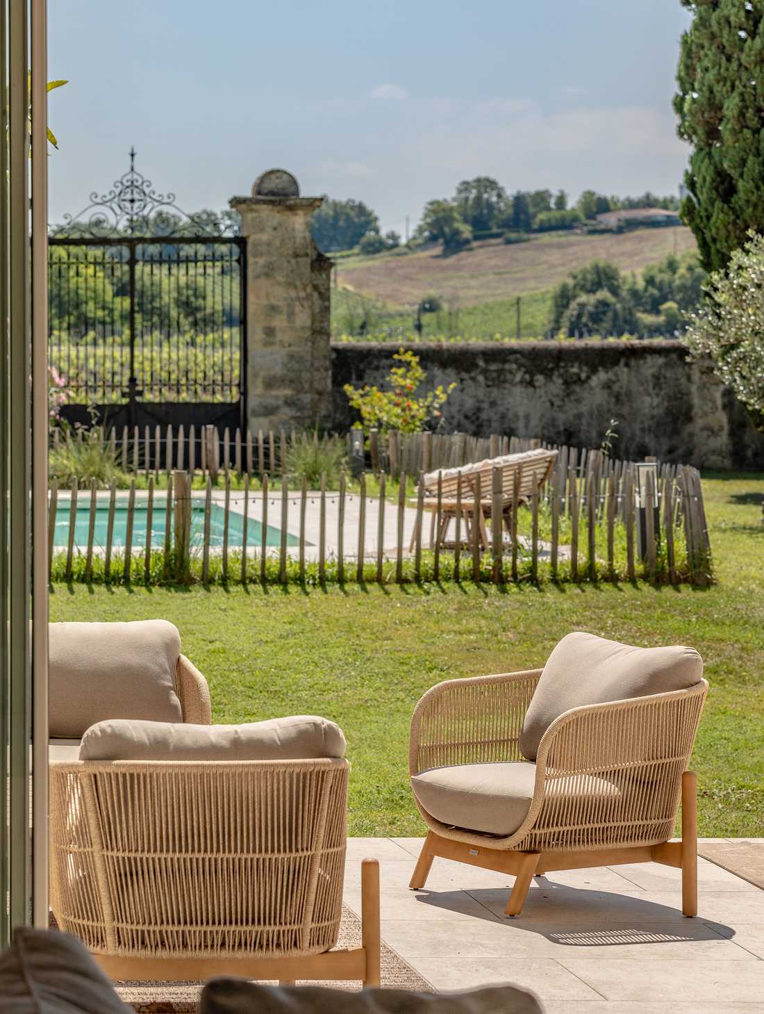 Aménagement paysager du jardin d'un chateau avec piscine en Haute-Savoie