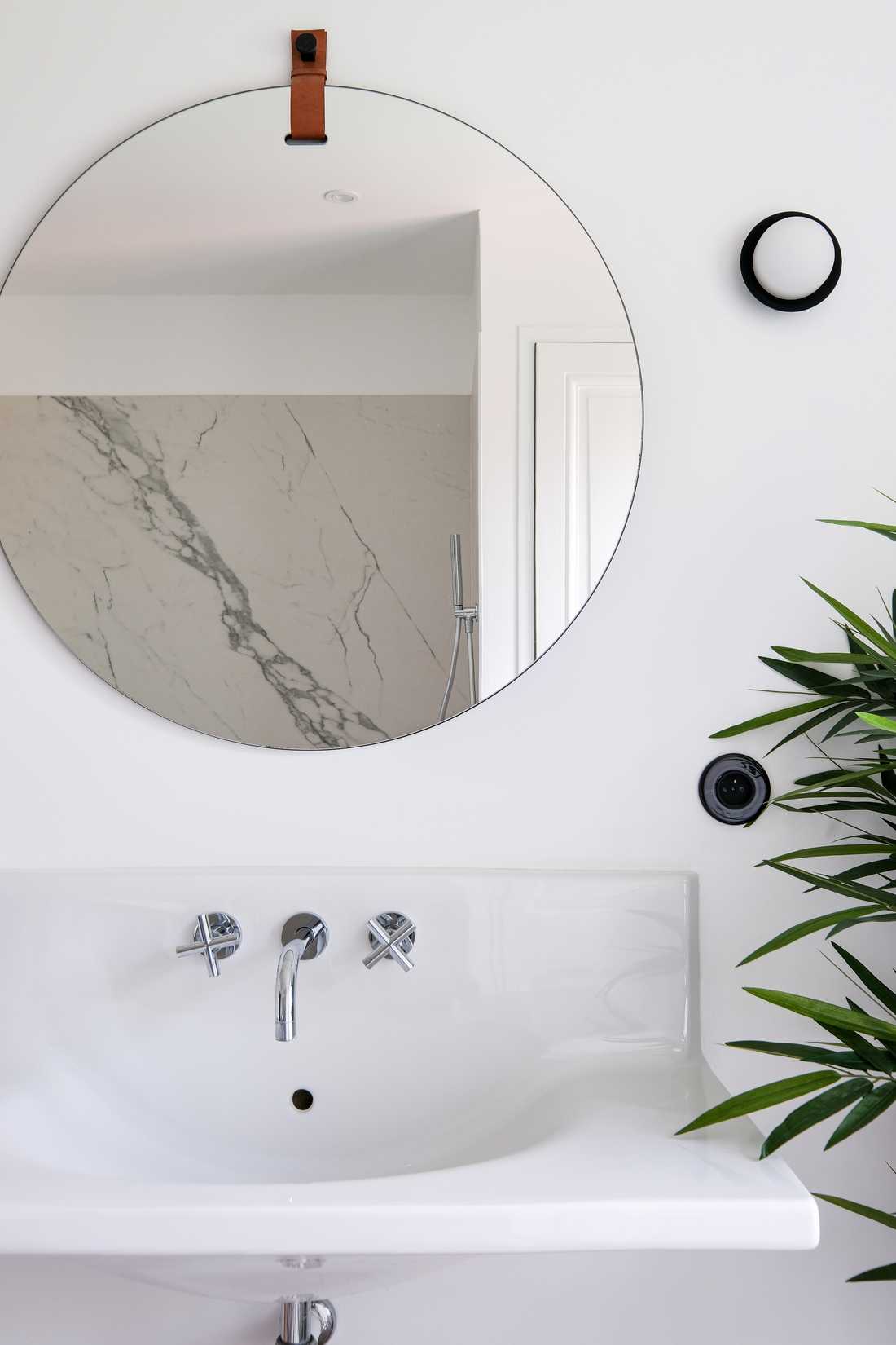 Salle de bain contemporaine rénovée par un architecte d'intérieur