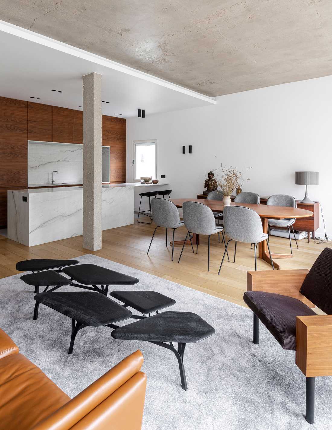 Salon d'un appartement acheté en VEFA après les travaux d'aménagement par un architecte d'intérieur à Annecy